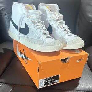 Nike White and Black High-Tops